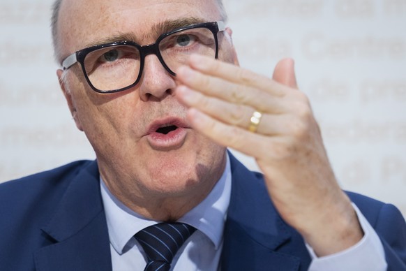 Bundesrat Martin Pfister spricht waehrend einer Medienkonferenz zur Armeebotschaft 2026, am Freitag, 20. Maerz 2025 in Bern. Der Bundesrat will die Abwehr von Angriffen aus der Distanz staerken. Im Ze ...