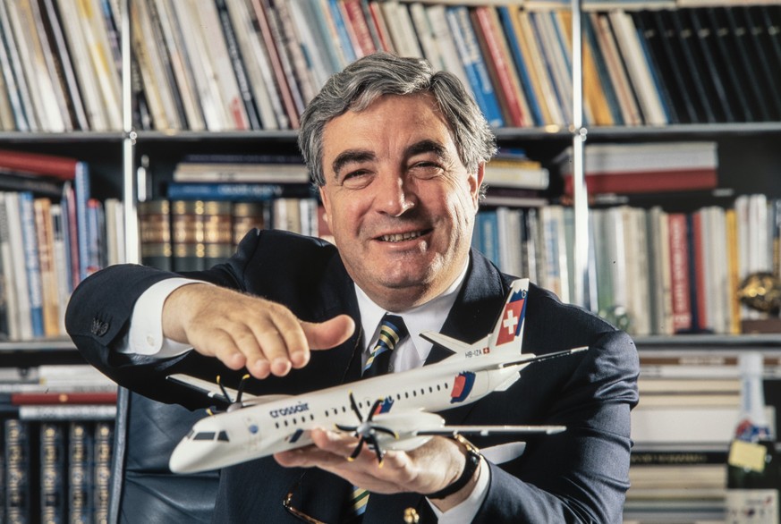 Crossair CEO Moritz Suter is holding his hand over a model airplane of a Crossair aircraft. Pictured in his office in May 1995. (KEYSTONE/Martin Ruetschi) 

Der Crossair-Chef Moritz Suter, haelt seine ...
