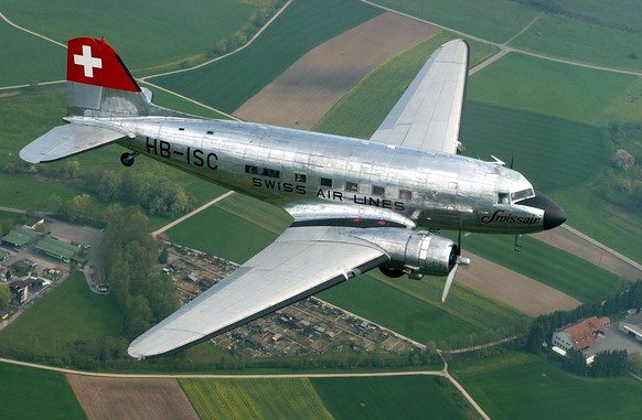 Eine historische DC-3 in den Farben der Swissair fliegt am Donnerstag, 29. April 2004 uebers Zuercher Oberland, um dann die Reise nach London fortzusetzen. Das Flugzeug nimmt dieselbe Route, auf welch ...