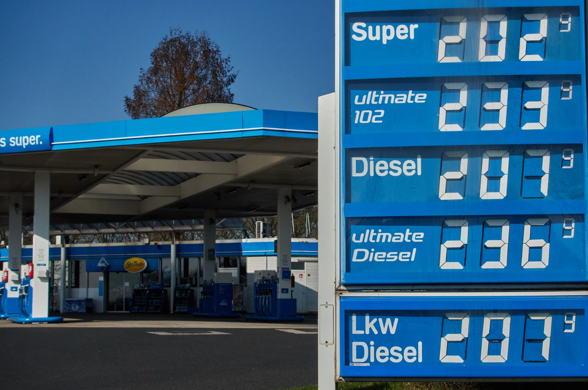 Die Benzinpreise steigen weltweit. Im Bild: eine Tankstelle in der Nähe von Frankfurt am 5. März 2026.