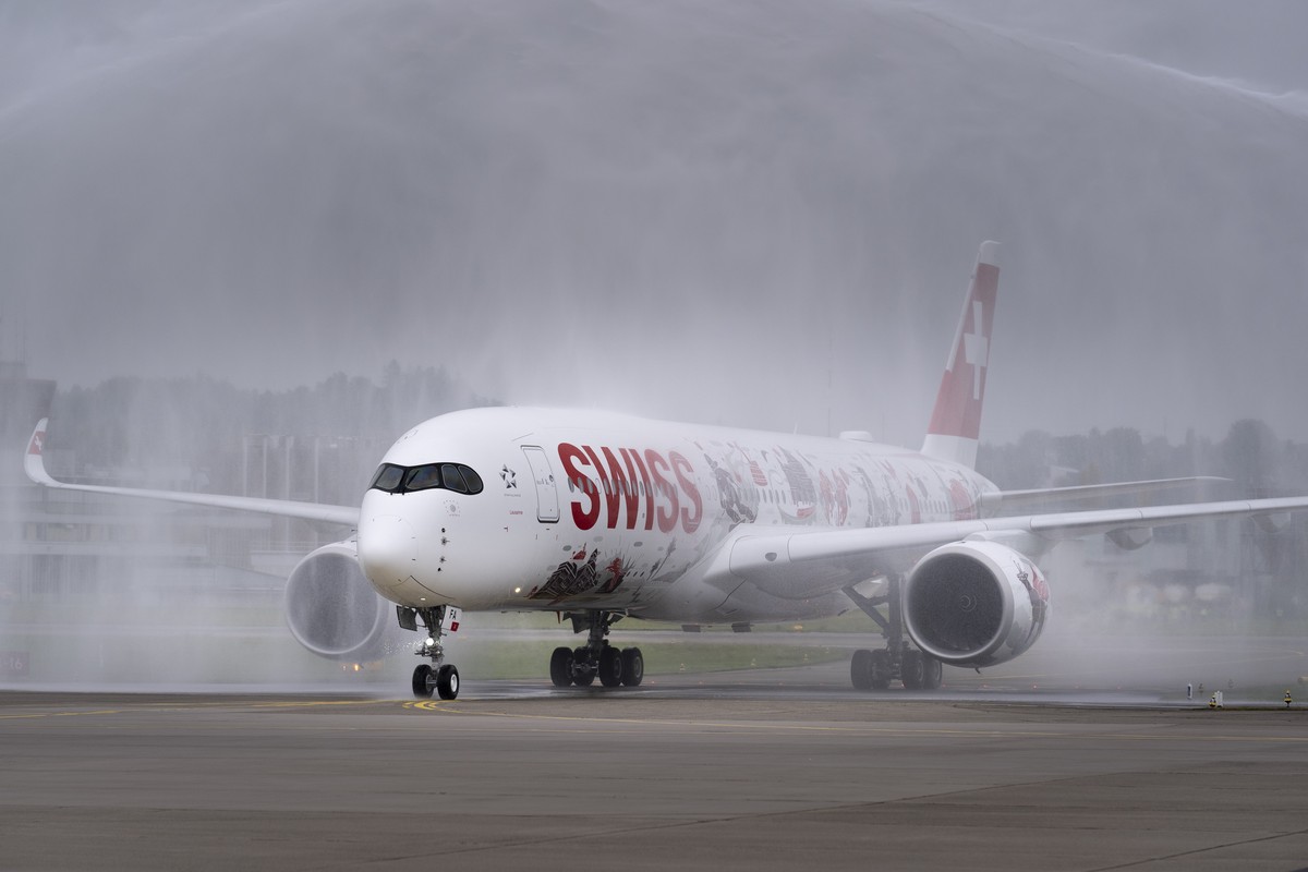 Das neue Flugzeug Airbus A350 der Fluggesellschaft Swiss International Air Lines (HB-IFA) mit einer Schweizer Cockpit-Crew wird nach seinem Flug aus Toulouse vom Flughafen Zuerich mit einem Wasserboge ...