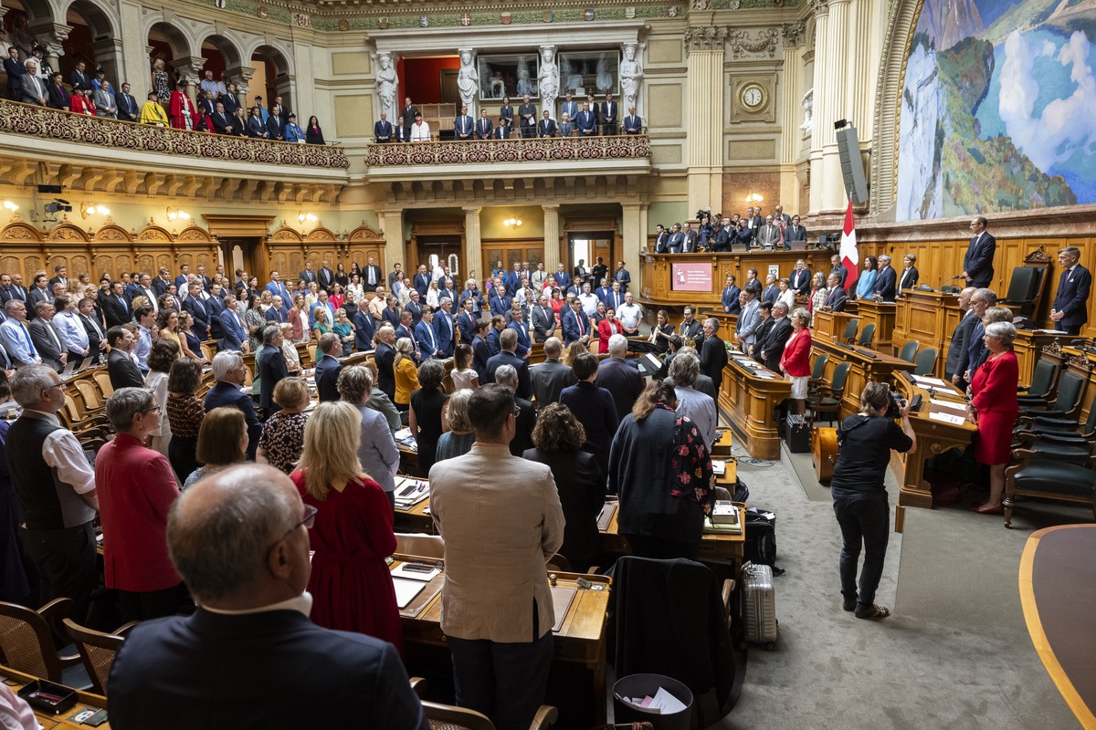 Die Anwesenden, Mitglieder des Parlaments, des Bundesrates, Delegationen der Nationalbank und der Kantonsregierungen, sowie die Kuensterlerinnen und Kuenstler singen die Nationalhymne am Festakt der V ...