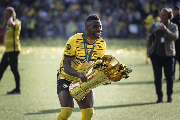 Torschuetzenkoenig YBs Jean-Pierre Nsame jubelt mit dem Pokal des Schweizerfussballmeisters nach dem Fussball Meisterschaftsspiel der Super League zwischen dem BSC Young Boys und dem FC Winterthur, am ...