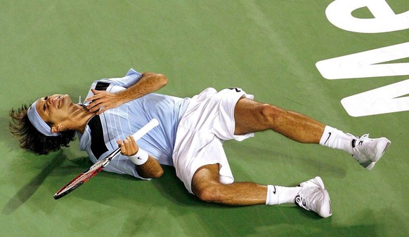 JAHRESRUECKBLICK 2007 - SPORT - AUSTRALIEN TENNIS ROGER FEDERER GEWINNT AUSTRALIAN OPEN: Roger Federer from Switzerland falls on the word Melbourne as he jubilates his win over Fernando Gonzalez from  ...