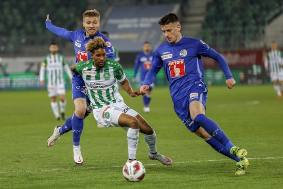 St. Gallens Euclides Cabral gegen Luzerns Stefan Knezevic, rechts, beim Fussball-Meisterschaftsspiel der Raiffeisen Super League am Samstag, 17. April 2021, im Stadion Kybunpark in St. Gallen. (KEYSTO ...