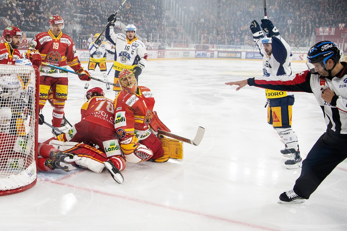 Headschiedsrichter Mark Lemelin, rechts, zeigt den ersten Treffer fuer Zug an im Eishockey Meisterschaftsspiel der National League zwischen dem EHC Biel und dem EV Zug, am Samstag, 16. November 2019,  ...