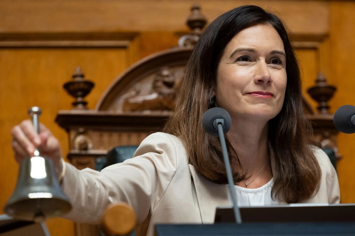 La présidente du Conseil national, Maja Riniker, sonne la cloche pour marquer le début de la session d'automne et invite le Parlement au silence.