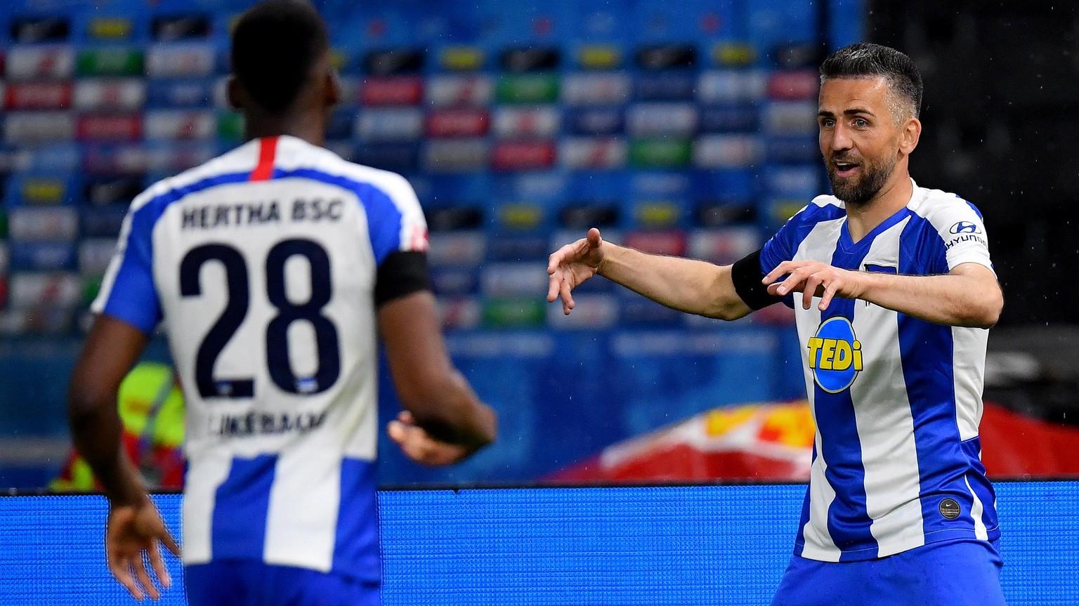 epa08438339 Vedad Ibisevic (R) of Hertha Berlin celebrate with teammate Dodi Lukebakio (C) after scoring during the German Bundesliga soccer match between Hertha BSC and 1. FC Union Berlin at Olympias ...