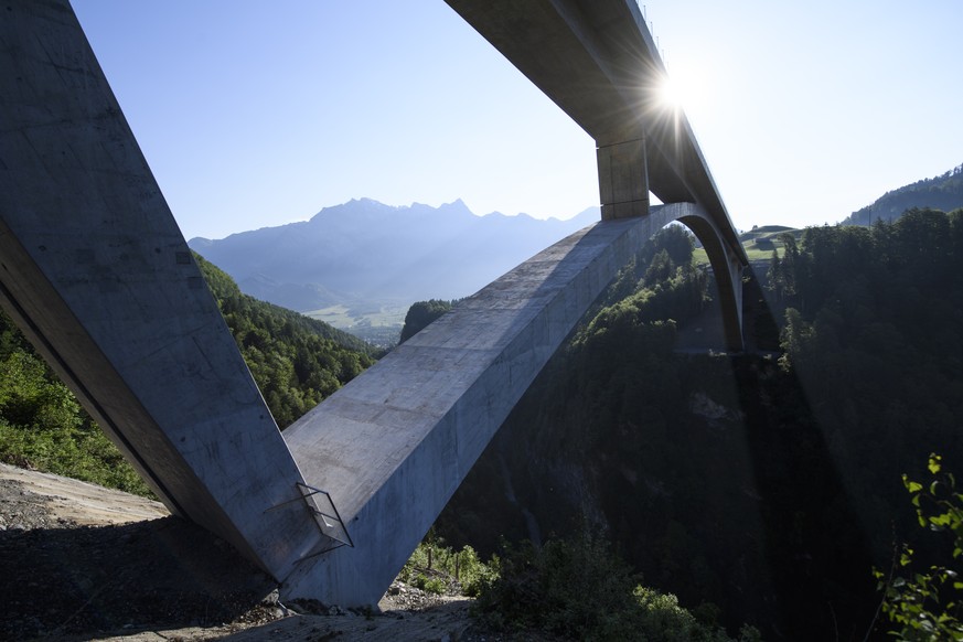 ARCHIVBILD ZUR EROEFFNUNG DER TAMINABRUECKE -- Blick auf die Taminabruecke, am Dienstag, 30. Mai 2017, in Valens. Die Bruecke mit 265 Metern Spannweite zaehlt zu den groessten Bogenbruecken Europas. S ...