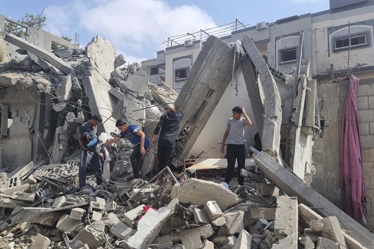 Des Palestiniens observent les dégâts causés par une frappe aérienne israélienne à Rafah, dans la bande de Gaza. Lundi 29 avril 2024.