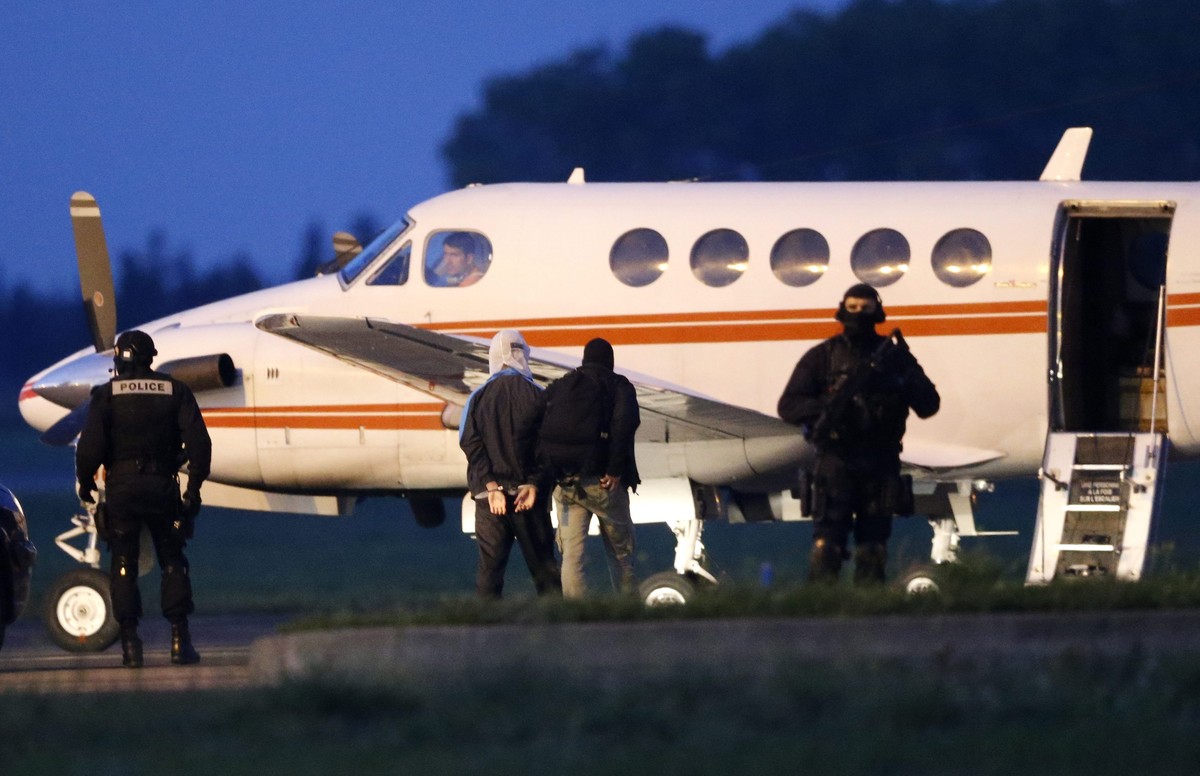 Montpellier: Ein Dschihadist wird von französischen Polizisten in ein Flugzeug geführt. Die französische Regierung kam im September unter Druck, weil sie drei mutmassliche Dschihad-Rückkehrer unbehell ...