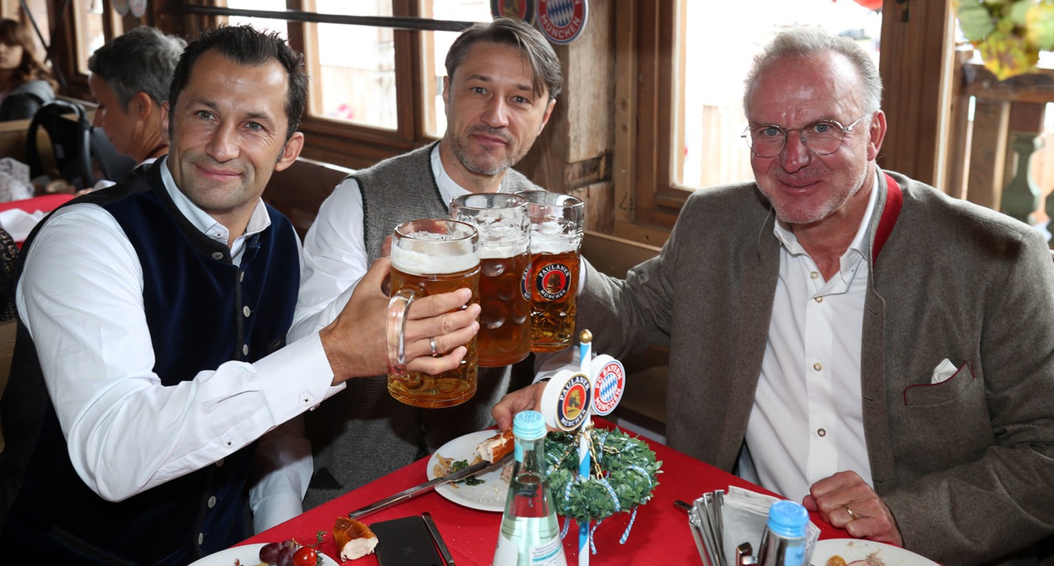 HANDOUT - 06.10.2019, München: Hasan Salihamidzic (l-r), Sportdirektor vom FC Bayern, Niko Kovac, Trainer vom FC Bayern München und Karl-Heinz Rummenigge, Vorstandschef vom FC Bayern, sitzen im Käferz ...