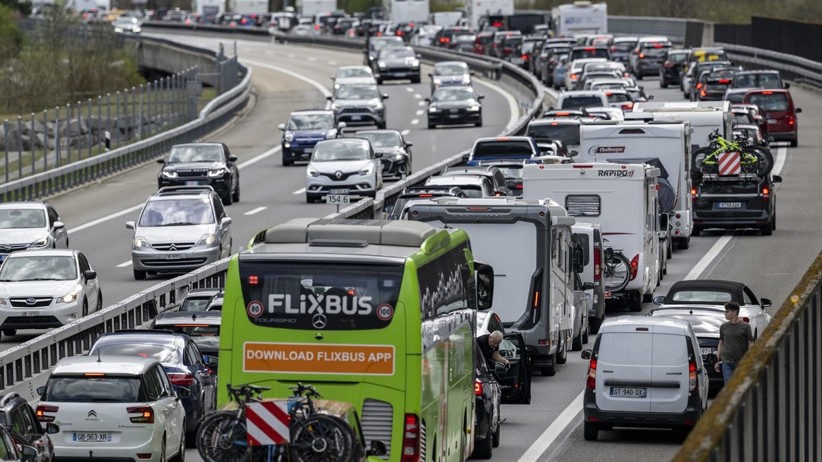 Der Oster Reiseverkehr auf der Autobahn A-2 vor dem Gotthardtunnel zwischen Goeschenen und Erstfeld in Richtung sueden staut sich bei Erstfeld auf mehrere Kilometer laenge, am Freitag, 29. Maerz 2024. ...