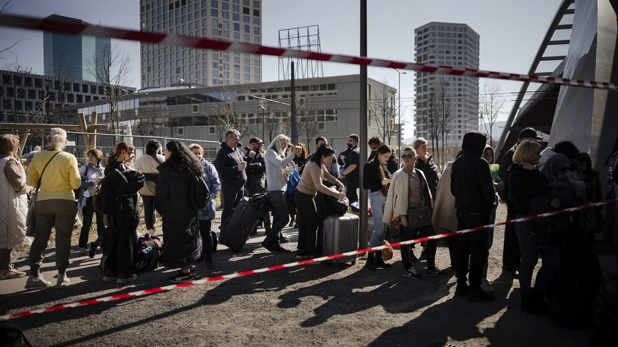 Fluechtlinge aus der Ukraine stehen in der Warteschlange und warten auf die Registrierung.vor dem Bundesasylzentrum Zuerich, am Sonntag, 13. Maerz 2022 in Zuerich. (KEYSTONE/Michael Buholzer)