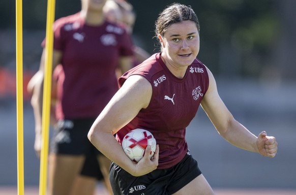 Svenja Foelmli rennt mit dem Ball in der Hand waehrend einer Uebung beim letzten oeffentlichen Training der Schweizer Frauen Fussball Nationalmannschaft vor der UEFA Women&#039;s EURO 2025, am Sonntag ...