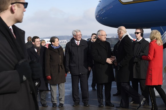 Freundschaftlicher Handshake inKloten: Joe Biden und Johann Schneider-Ammann