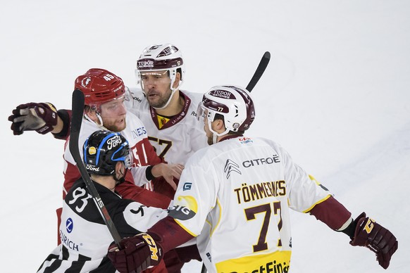 Altercation entre le defenseur lausannois Jonas Junland, gauche, et le defenseur genevois Henrik Toemmernes, droite, sous le regard du defenseur genevois Goran Bezina, centre, lors de la rencontre du  ...