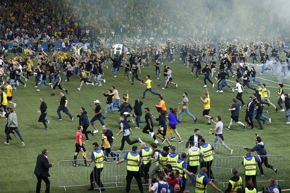 Berner Fans stuermen den Platz nach dem Super League Spiel zwischen dem BSC Young Boys Bern und dem FC Luzern, am Samstag, 28. April 2018 im Stade de Suisse in Bern. (KEYSTONE/Peter Klaunzer)