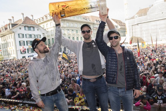 Die Abgaenge, Berns Martin Pluess, Marc Reichert, David Jobin, von links, mit Pokal bei der Meisterfeier des SC Bern, am Samstag, 22. April 2017 auf dem Bundesplatz in Bern. (KEYSTONE/Marcel Bieri)