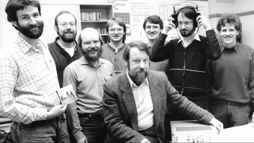 Das MP3-Team aus Erlangen um Heinz Gerhäuser (sitzend): Von Links: Harald Popp, Stefan Krägeloh, Harmut Schott, Berhard Grill, Heinz Gerhäuser, Ernst Eberlein, Karlheinz Brandenburg (mit Kopfhörer) un ...