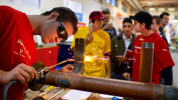 ARCHIV - ZUR JUGENDBEFRAGUNG &quot;CH-X&quot;, AM FREITAG, 27. OKTOBER 2017, ERHALTEN SIE FOLGENDE THEMENBILDER ----- Apprentice metal construction fitters and interested students watch an apprentice  ...