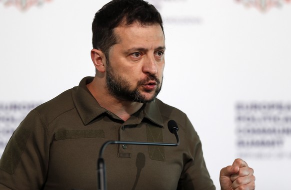 epa10667642 Ukrainian President Volodymyr Zelensky speaks during his press-conference at the European Political Community (EPC) Summit at the Mimi Castle in Bulboaca, Moldova, 01 June 2023. Moldova ho ...