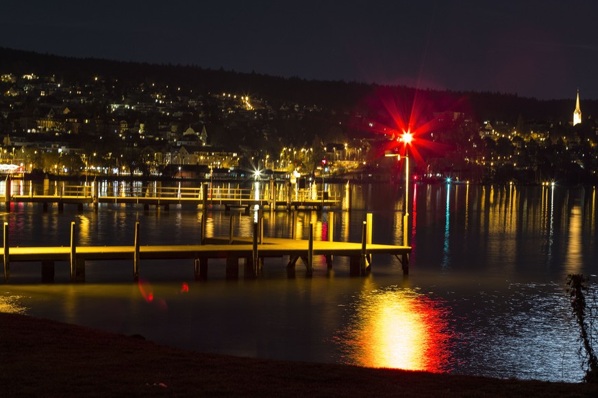 Der Anlegesteg Zuerihorn am Zuerichsee aufgenommen in Richtung Tiefenbrunnen in der Nacht am Samstag, 26. Maerz 2016, in Zuerich. (KEYSTONE/Patrick B. Kraemer)

Jetty Zuerihorn at lake Zurich is pic ...