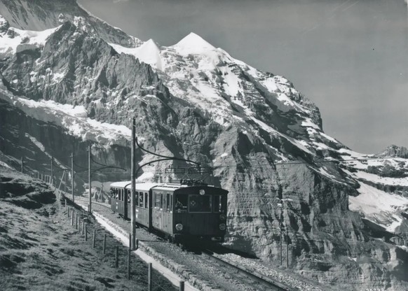 Zahnrad-Zugskomposition mit Elektrolok He 2/2 der Jungfraubahn vor dem Eigergletscher, aufgenommen am 24. Juli 1928.
https://sammlung.verkehrshaus.ch/de/collection/item/103101