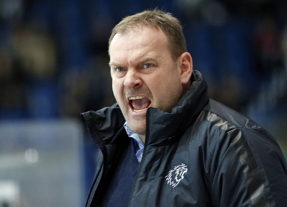 ZUR MELDUNG, DASS SICH DER HC LAUSANNE VON TRAINER HEINZ EHLERS TRENNT, STELLEN WIR IHNEN AM DIENSTAG, 12. APRIL 2016, FOLGENDES ARCHIVBILD ZUR VERFUEGUNG - Lausanne HC Trainer Heinz Ehlers waehrend d ...