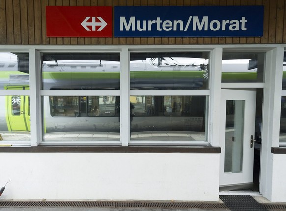 Die neue zweisprachige Orstbezeichnung Murten/ Morat beim Bahnhof SBB ist montiert, am Montag, 12. November 2012, in Murten. (KEYSTONE/Peter Schneider)