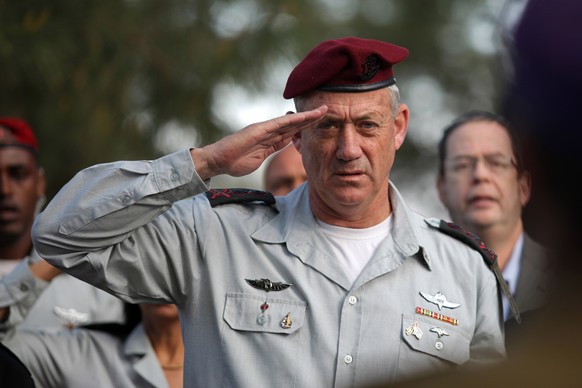epa07250348 (FILE) - Israel&#039;s Chief of Staff Lieutenant-General Benny Gantz (C) salutes during a ceremony honoring the fallen Israeli soldiers at the Mount Herzl military cemetery in Jerusalem, I ...