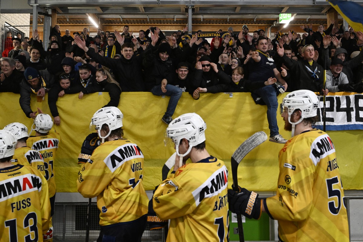 Spieler und Fans nach dem Ausscheiden und dem freiwilligen Rueckzug aus der Swiss League, nach dem Viertelfinal Spiel 5, zwischen dem EHC Olten und dem SC Langenthal, am Mittwoch 22. Februar 2023, im  ...