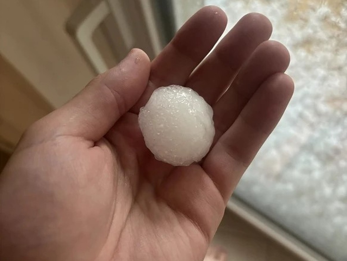 En progressant vers l'est, les intempéries ont continué à faire des dégâts. Dans le canton de Zurich, des images reçues par watson montrent des grêlons atteignant la taille d'une balle de go ...