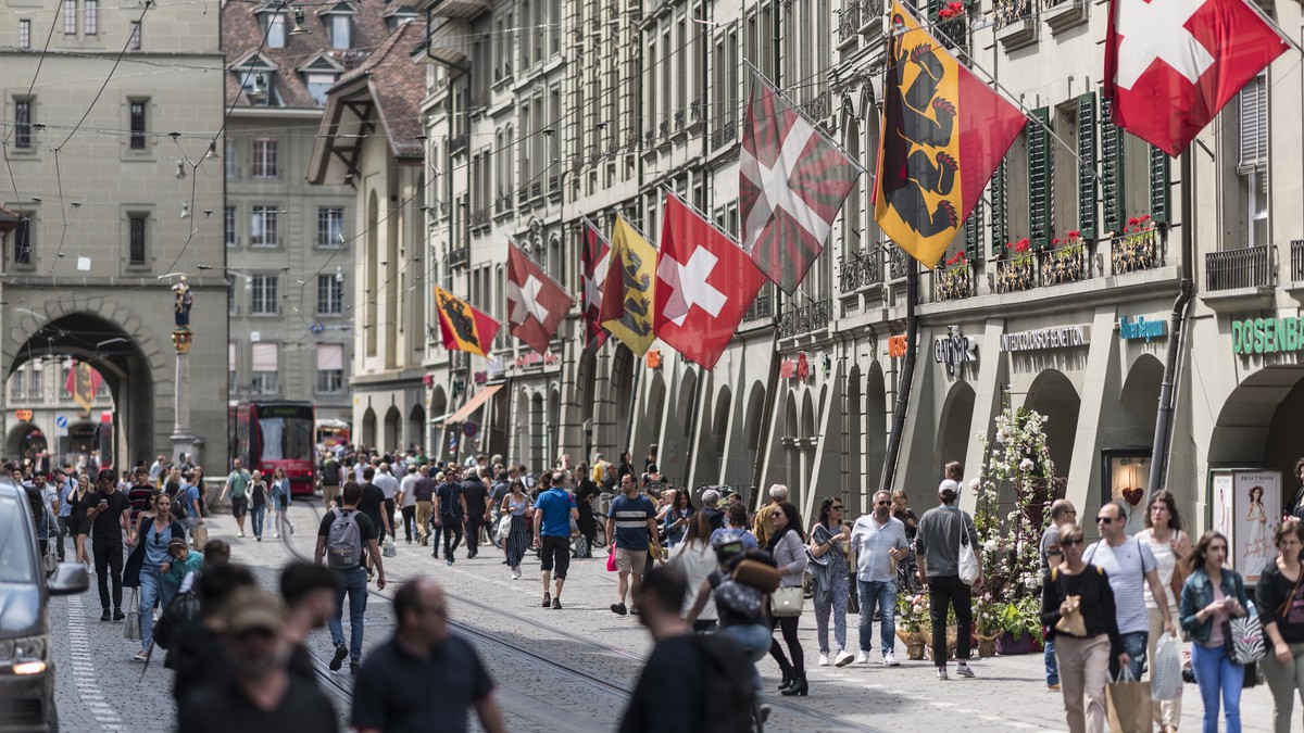 Zahlreiche Spaziergaengerinnen und Shopper spazieren durch die Marktgasse, am Samstag, 30. Mai 2020 in Bern. (KEYSTONE/Alessandro della Valle)