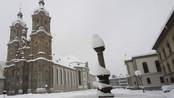 Verschneiter Klosterplatz in St. Gallen: am Sonntag lagen in St. Gallen 75 Zentimeter Schnee. Kein Rekord, aber 