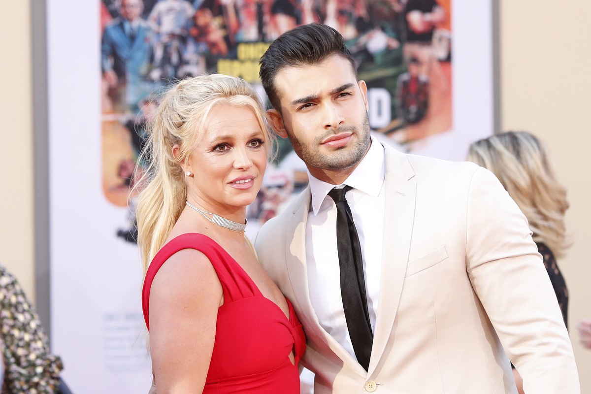 epa09466322 (FILE) - US singer Britney Spears (L) and boyfriend Sam Asghari arrive for the premiere of 'Once Upon a Time in Hollywood', in Hollywood, California, USA, 22 July 2019 (reissued  ...