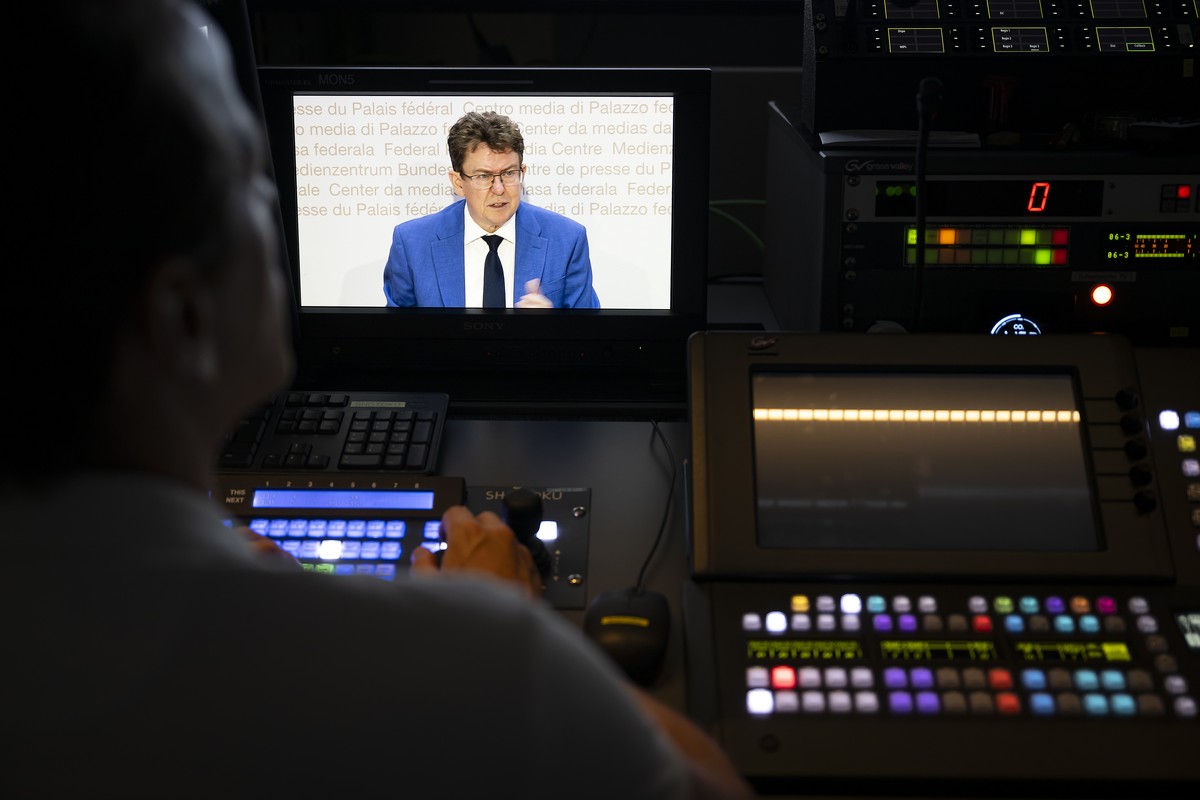 Bundesrat Albert Roesti erscheint auf Bildschirmen im Regieraum des Schweizer Fernsehens SRF, an einer Medienkonferenz ueber die Botschaft des Bundesrats zur SRG-Initiative und Hoehe der Radio-und Fer ...