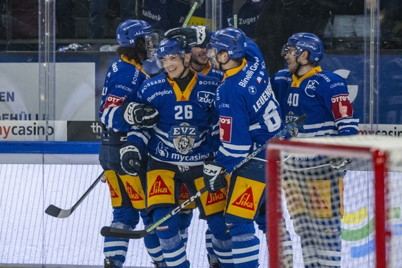 Die Zuger mit Reto Suri, mitte, feiern das Tor zum 2:0 beim Eishockey Meisterschaftsspiel der National League zwischen dem EV Zug und dem EHC Biel am Freitag, 2. Februar 2024 in Zug. (KEYSTONE/Urs Flu ...