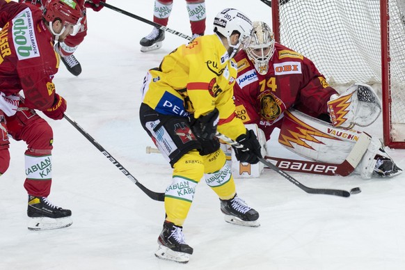 Tigers Goalie Ivars Punnenovs, rechts, und Larry Leeger, kaempfen um den Puck gegen Berns Cory Conacher, Mitte, waehrend dem Meisterschaftsspiel der National League zwischen den SCL Tigers und dem SC  ...