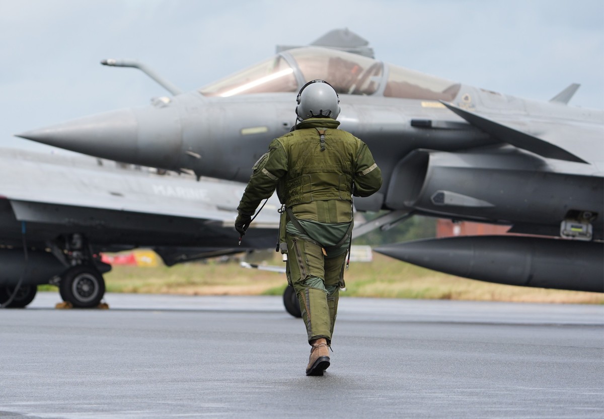 11.06.2024, Schleswig-Holstein, Jagel: Ein Pilot der franz�sischen Luftwaffe geht �ber das Flugfeld zu seinem Kampfjet des Typs Dassault Rafale w�hrend des Nato-Luftwaffen-Man�vers "Tiger Meet&qu ...