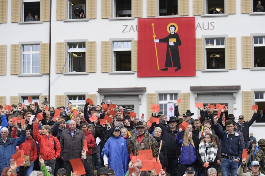 Abstimmung an der Landsgemeinde am Sonntag, 7. Mai 2017 in Glarus. Die Versammlung, die jedes Jahr am ersten Mai-Sonntag stattfindet, ist das oberste gesetzgebende Organ des Gebirgskantons. Sie ist ei ...