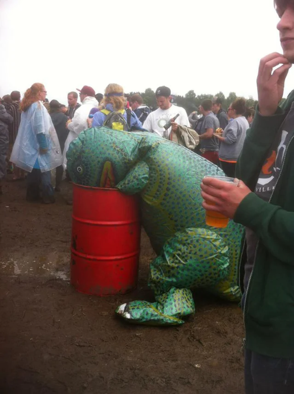 Festival Fail: Dino muss körbeln