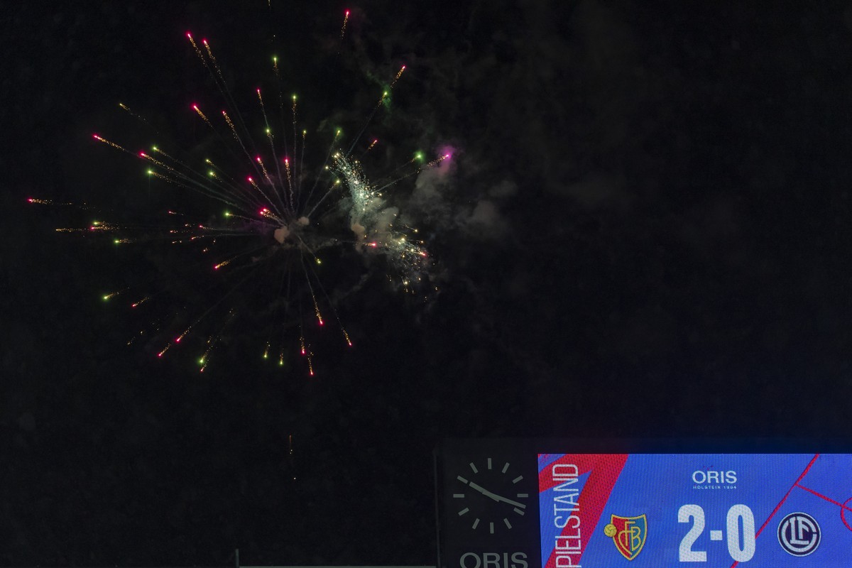 Basels Fans zuenden ein Feuerwerk kurz vor Schluss des Fussball Meisterschaftsspiels der Super League zwischen dem FC Basel 1893 und dem FC Lugano im Stadion St. Jakob-Park in Basel, am Dienstag, 11.  ...
