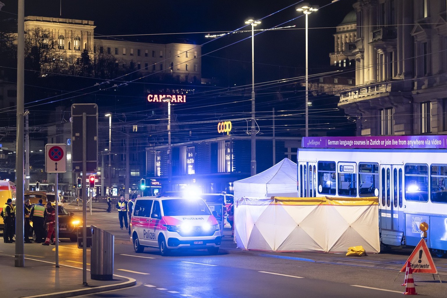 Einsatzkraefte der Polizei und Schutz &amp; Rettung Zuerich am Bahnhofplatz Zuerich HB, nach einem Unfall mit einem Tram des Zuercher Verkehrsverbunds ZVV, am Freitag, 8. Maerz 2024 in Zuerich (KEYSTO ...