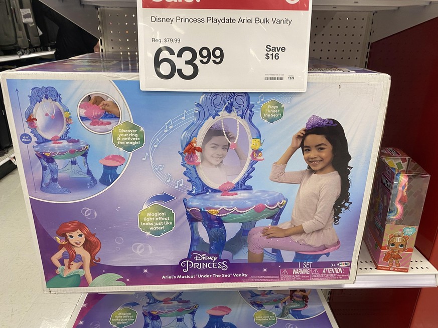 Design fail: Creepy dressing table with mirror for children