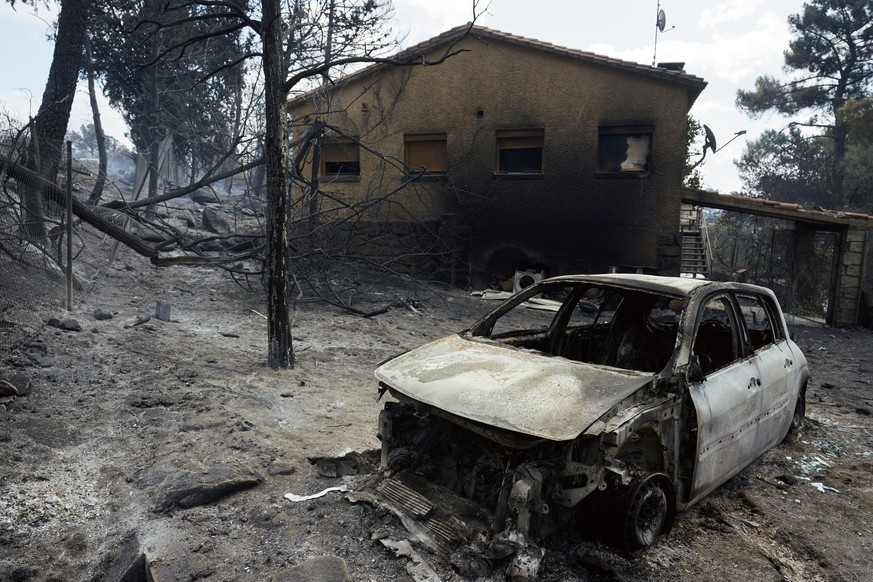 epa13131772 A house and a car are burnt in the village of Burgohonfo, Avila province, central Spain, 25 July 2026. This fire has burnt 15.000 hectares and more that 5.000 inhabitans have been forced t ...