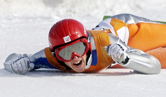 ARCHIV  ZU DEN ERFOLGREICHSTEN MEDAILLENGEWINNERN AN OLYMPISCHEN WINTERSPIELEN STELLEN WIR IHNEN FOLGENDES BILDMATERIAL ZUR VERFUEGUNG - Simon Ammann of Switzerland smiles after landing his final and ...