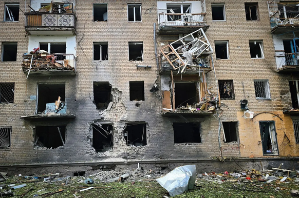 Von einer russischen Gleitbombe getroffenes Wohnhaus in Cherson (Archivbild): Russland versucht, die Region einzunehmen.