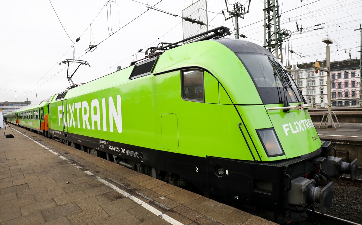 23.03.2018, Hamburg: Der neue Fernzugs FlixTrain steht vor seiner Premierenfahrt auf dem Bahnhof Altona. Der Flixtrain ist p�nktlich zu seiner ersten Reise von Hamburg nach K�ln gestartet. Reisende zw ...