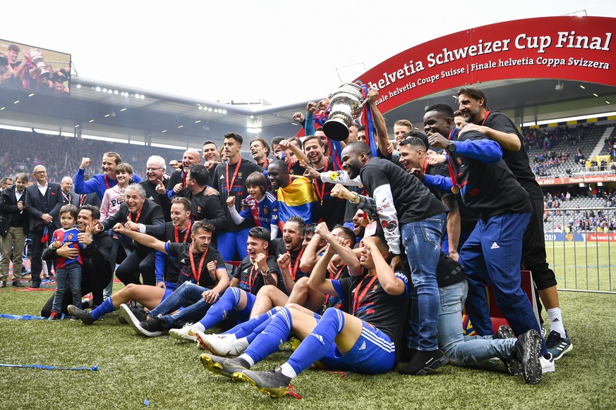 Die Spieler des FC Basel feiern mit dem Pokal den 2-1 Sieg, im Schweizer Fussball Cupfinalspiel zwischen dem FC Basel und dem FC Thun, am Sonntag 19. Mai 2019, im Stade de Suisse in Bern. (KEYSTONE/An ...